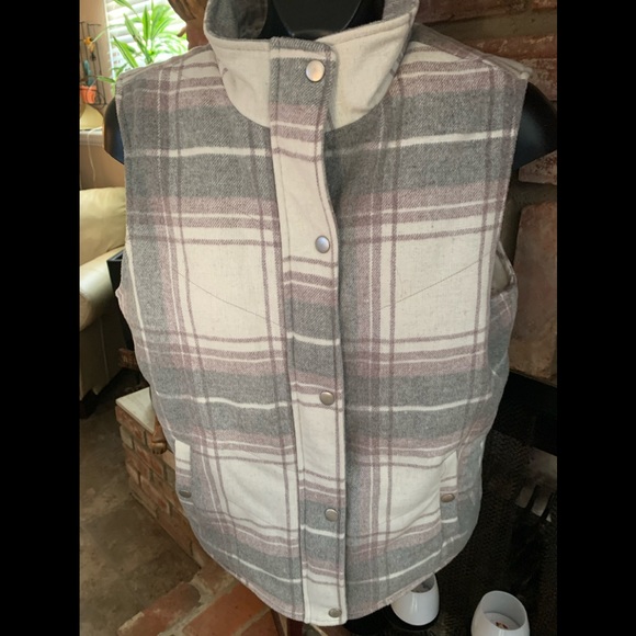 Sherpa lined  Large Vest  NWOT - Picture 1 of 11